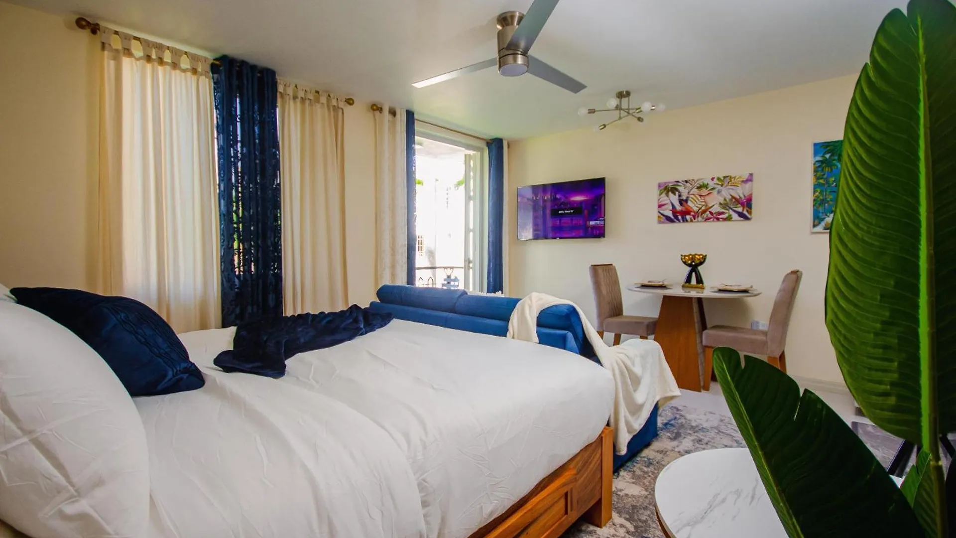 Heart Of Ocho Rios-Beachfront Studio-King Bed-Free Beach Access-Pool-Free Wifi 100Mbps 0*,  Jamaica