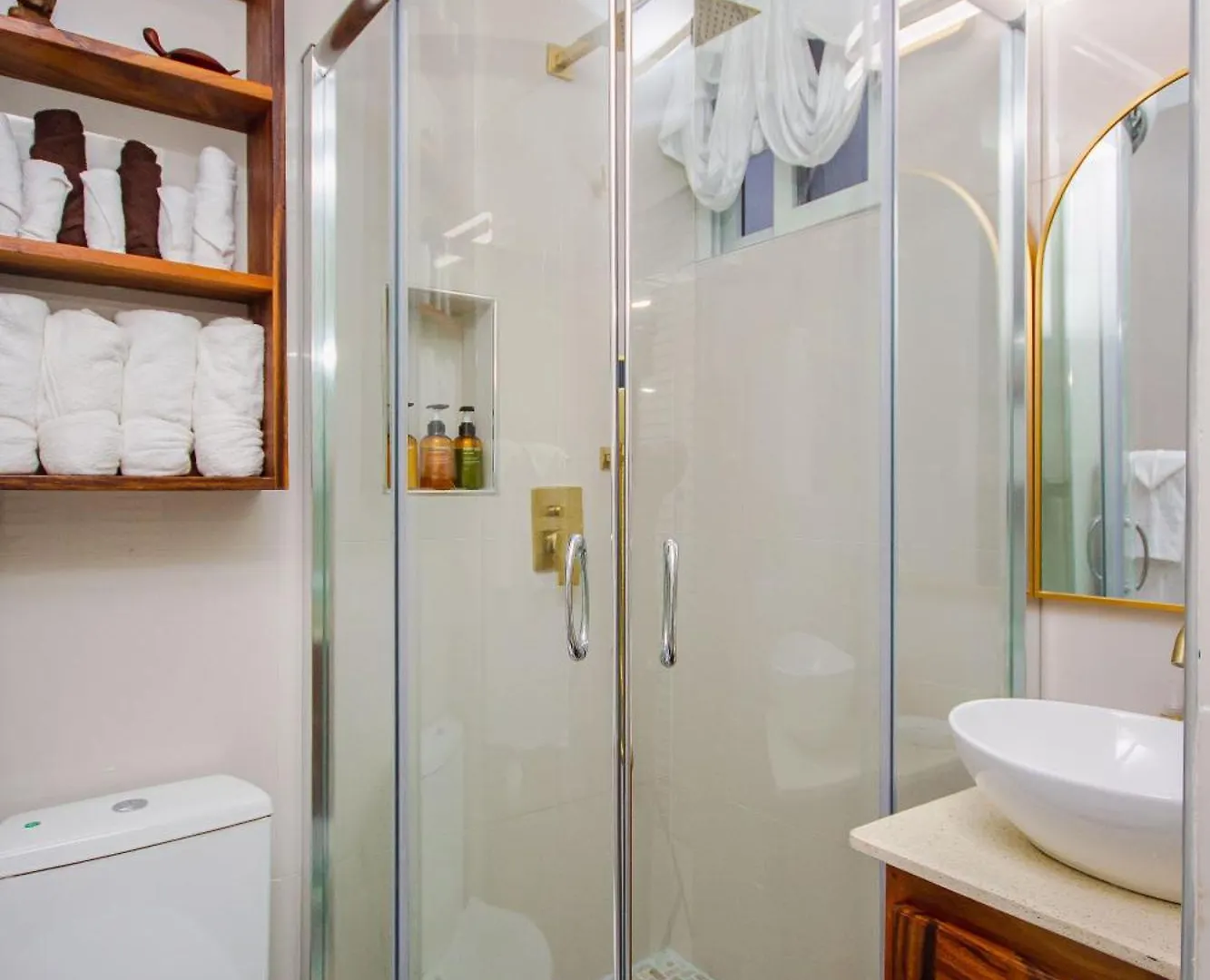 Apartment Heart Of Ocho Rios-Beachfront Studio-King Bed-Free Beach Access-Pool-Free Wifi 100Mbps Jamaica