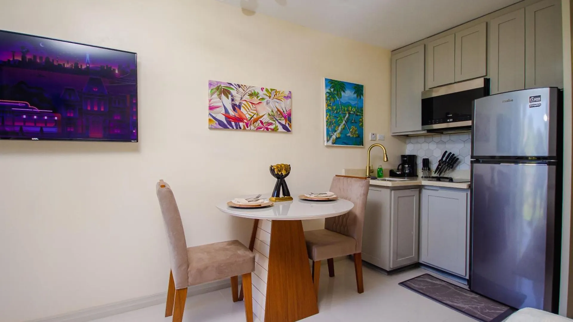 Heart Of Ocho Rios-Beachfront Studio-King Bed-Free Beach Access-Pool-Free Wifi 100Mbps