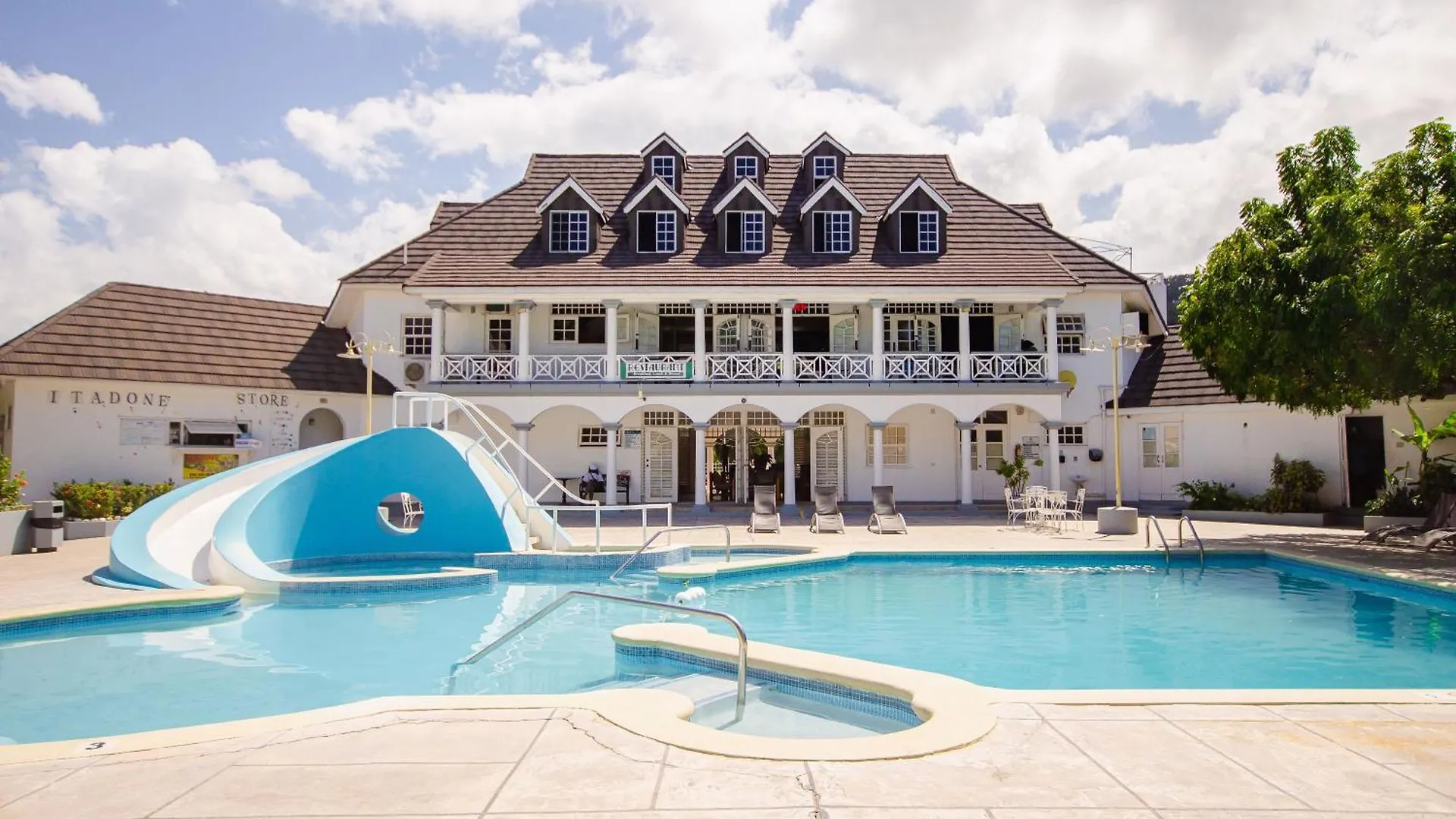 Heart Of Ocho Rios-Beachfront Studio-King Bed-Free Beach Access-Pool-Free Wifi 100Mbps Jamaica
