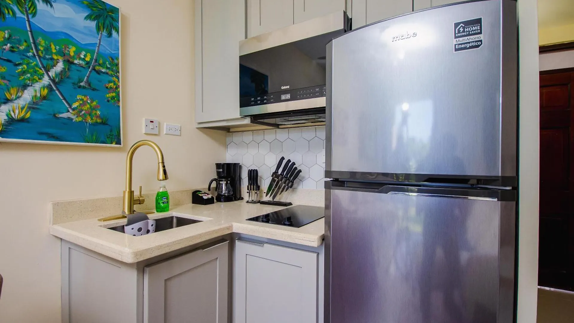 Heart Of Ocho Rios-Beachfront Studio-King Bed-Free Beach Access-Pool-Free Wifi 100Mbps Apartment