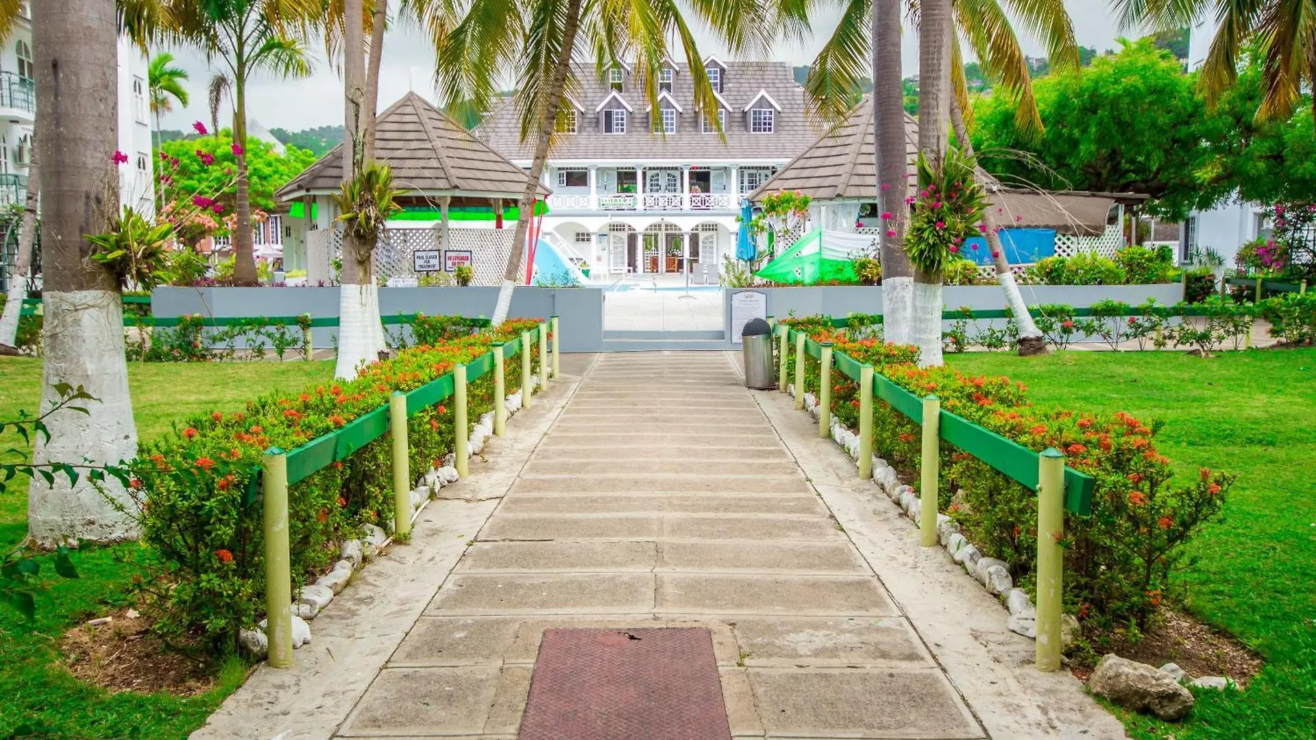 Apartment Heart Of Ocho Rios-Beachfront Studio-King Bed-Free Beach Access-Pool-Free Wifi 100Mbps