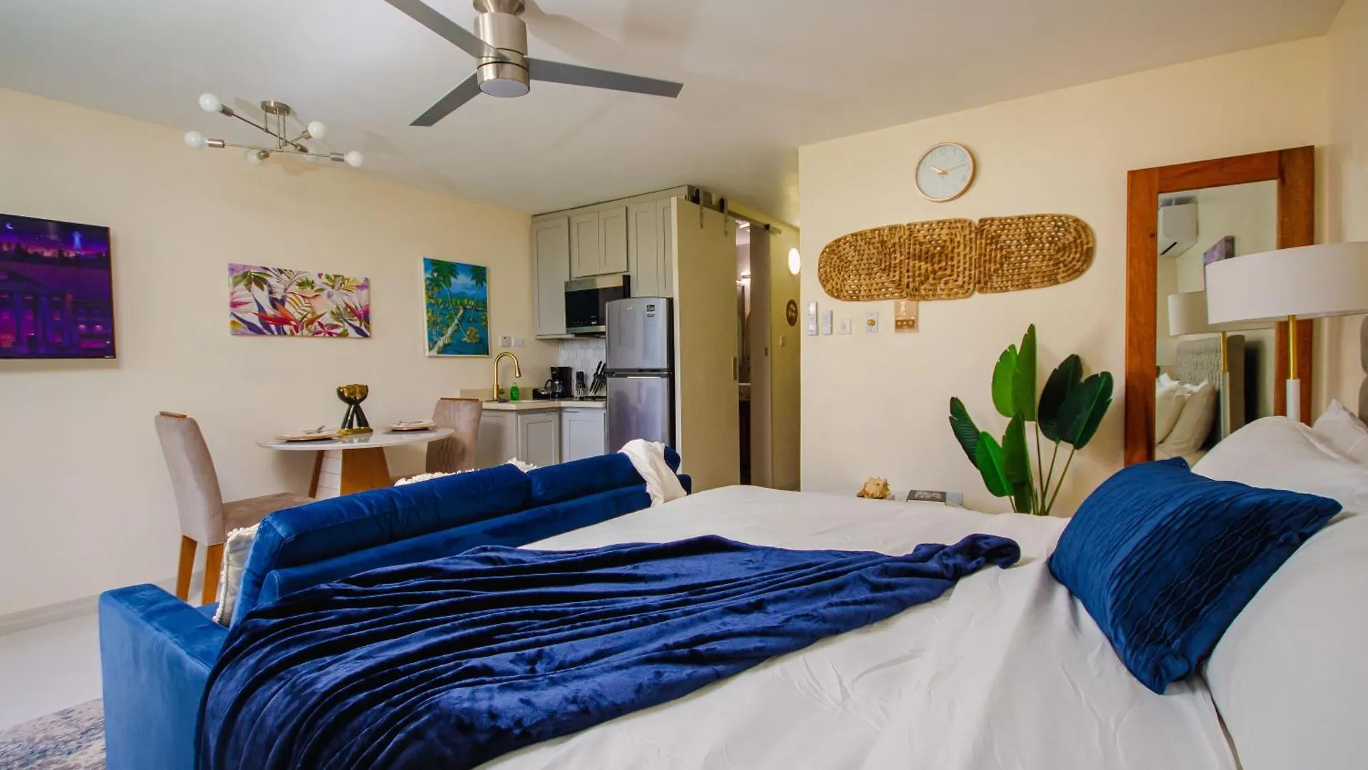 Heart Of Ocho Rios-Beachfront Studio-King Bed-Free Beach Access-Pool-Free Wifi 100Mbps Apartment