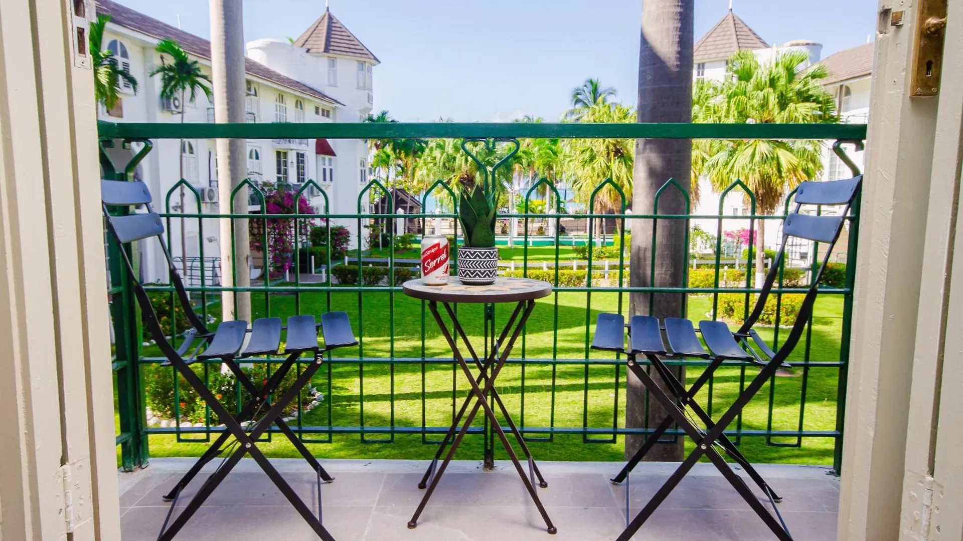 Heart Of Ocho Rios-Beachfront Studio-King Bed-Free Beach Access-Pool-Free Wifi 100Mbps contacts