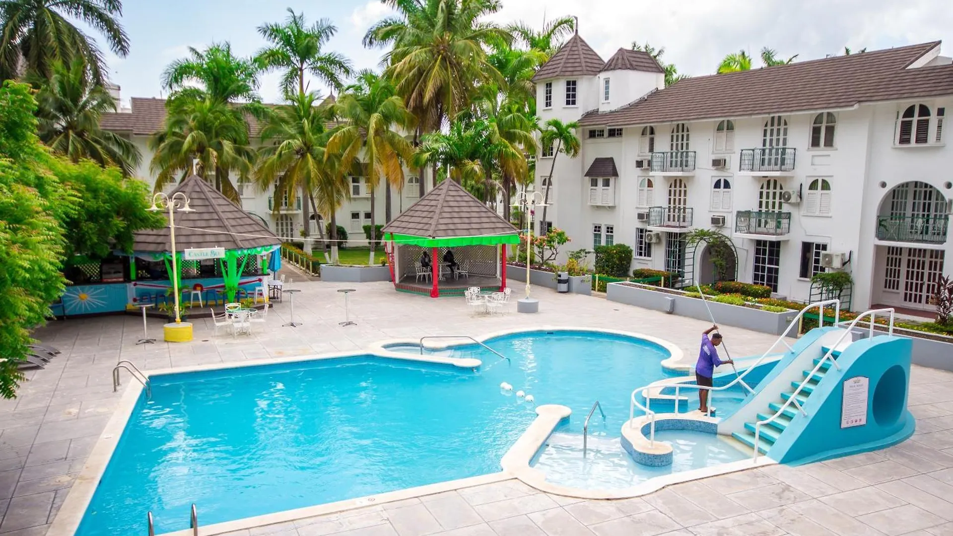 Apartment Heart Of Ocho Rios-Beachfront Studio-King Bed-Free Beach Access-Pool-Free Wifi 100Mbps